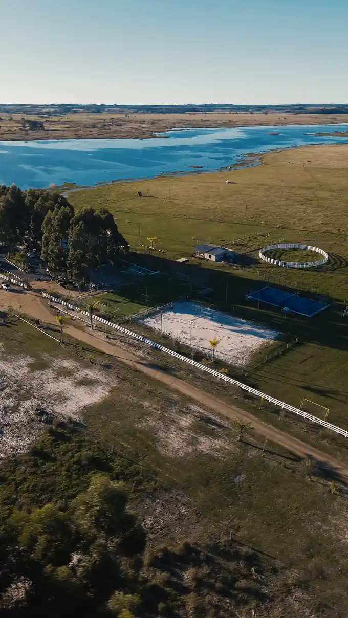 Vista aérea de las canchas de fútbol playa y pádel del club