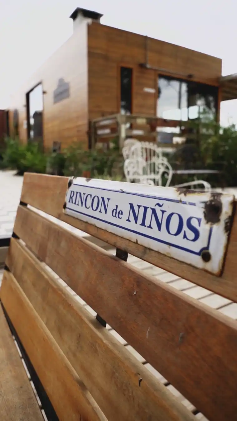 Banco de madera con el cartel Rincón de Niños