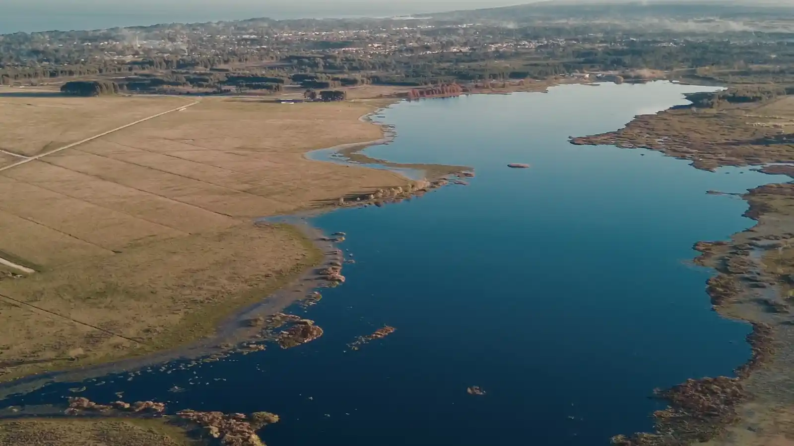 Vuelo sobre la orilla de la laguna y la zona del club