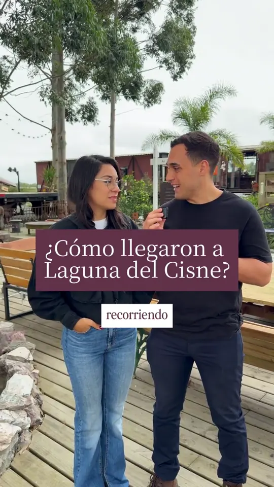 Pareja joven en la casa club respondiendo cómo llegaron a Laguna del Cisne
