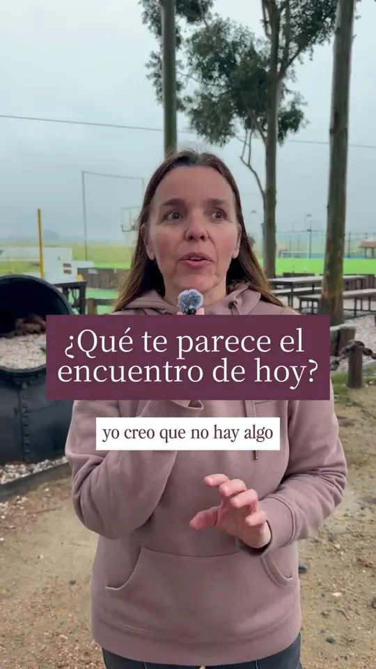 Vecina hablando en una juntada de vecinos en la casa del club